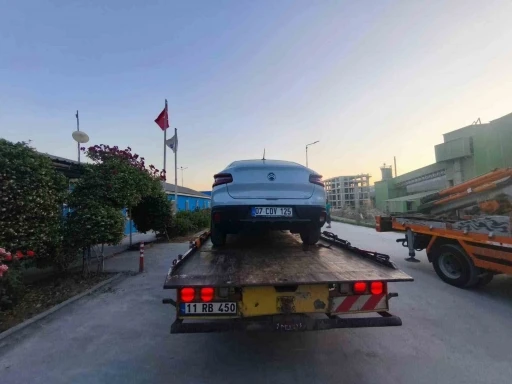Babasının &ccedil;alıştığı iş yerine aracı ile zorla girmek istedi
