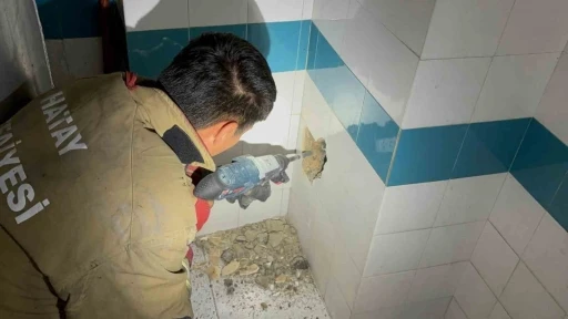Bacadan d&uuml;şerek mahsur kalan yavru kedi duvarın kırılmasıyla kurtarıldı
