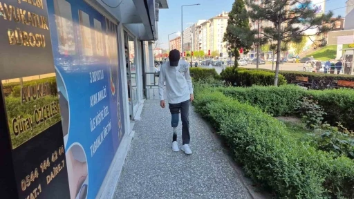 Bacağını kaybeden &ccedil;ocuk, hayırseverler sayesinde &ouml;zg&uuml;rl&uuml;ğ&uuml;ne kavuştu