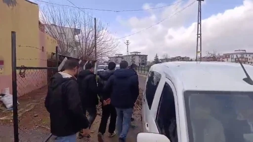 Bacaklarından bı&ccedil;aklanan gen&ccedil; hastaneye kaldırıldı
