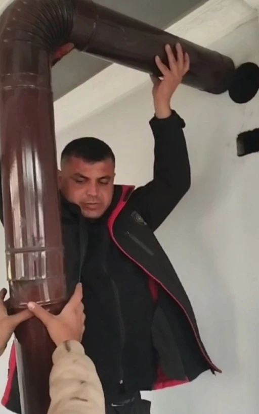Bacaya düşen yavru köpek, itfaiye ekiplerince soba borusu sökülerek kurtarıldı
