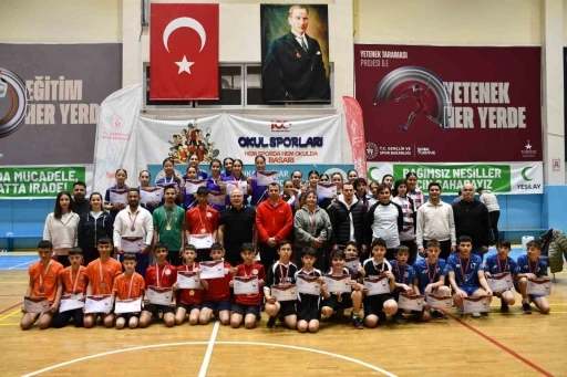 Badminton Yıldızlar Grup M&uuml;sabakaları sona erdi
