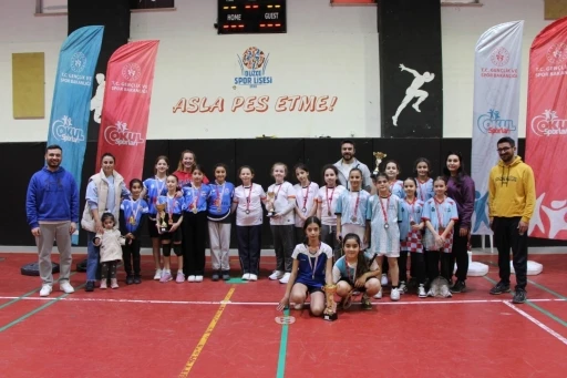 Badmintonda şampiyonlara &ouml;d&uuml;lleri verildi
