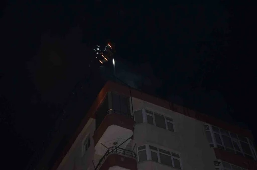 Bafra’da 7 katlı binanın çatısında yangın
