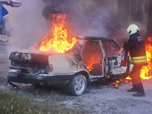 Bafra’da kaportacı dükkanında korkutan yangın: Otomobil alev aldı