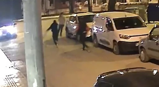 Bafra&rsquo;da kendisini darbeden şahsa kurşun yağdırdı: O anlar kamerada
