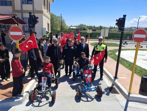 Bafra&rsquo;da miniklere trafik eğitimi
