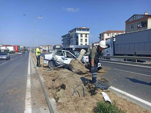 Bafra&rsquo;da otomobil aydınlatma direğine &ccedil;arptı, s&uuml;r&uuml;c&uuml; yaralandı
