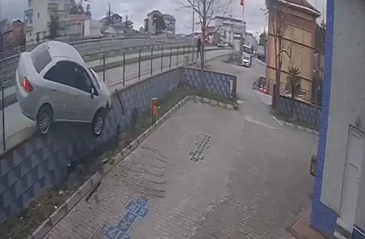 Bafra&rsquo;da otomobil cami bah&ccedil;esine u&ccedil;tu

