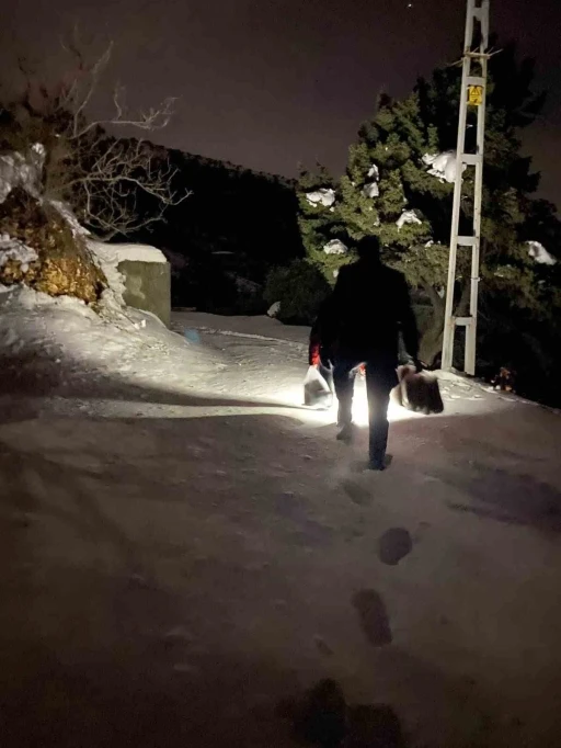 Bağ evinde mahsur kalan aileye itfaiyeden erzak desteği
