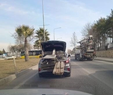 Bagaja yüklediği tahtalarla trafiği tehlikeye attı
