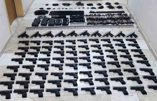 Bagajdan silah deposu gibi 90 adet ruhsatsız tabancı çıktı
