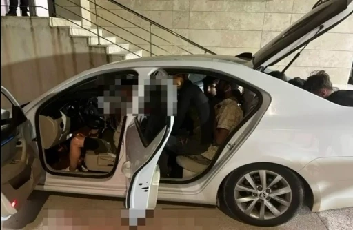 Bagajına 3 kişi bindirdiği otomobile 9 g&ouml;&ccedil;men sığdıran insan tacirine 102 bin TL ceza
