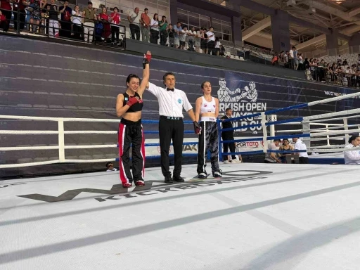 Bağcılar Belediyesi personeli Emine Arslan, Kick Boks D&uuml;nya Kupası Şampiyonu oldu
