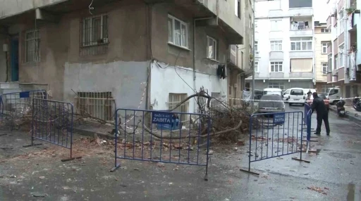 Bağcılar&rsquo;da bir binanın &ccedil;atısı &ccedil;&ouml;kt&uuml;: 2 ara&ccedil; hasar g&ouml;rd&uuml;

