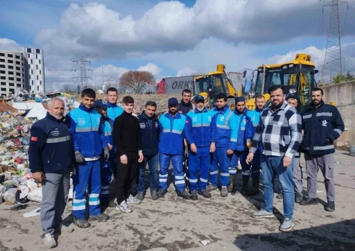 Bağcılar’da bir esnafın yanlışlıkla çöpe attığı 100 bin lirayı belediye ekipleri buldu
