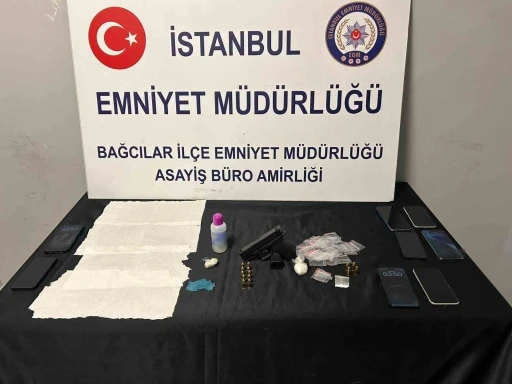 Bağcılar&rsquo;da bir evde uyuşturucu madde bulunduran ve aranması bulunan 5 ş&uuml;pheli tutuklandı
