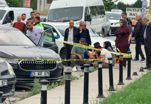 Bağcılar&rsquo;da bir kişi otomobilin bagajında &ouml;l&uuml; bulundu
