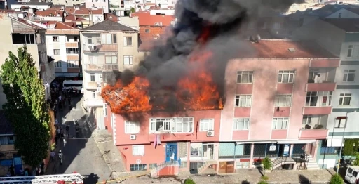 Bağcılar’da çatı yangını: Alevler yan binaya sıçradı
