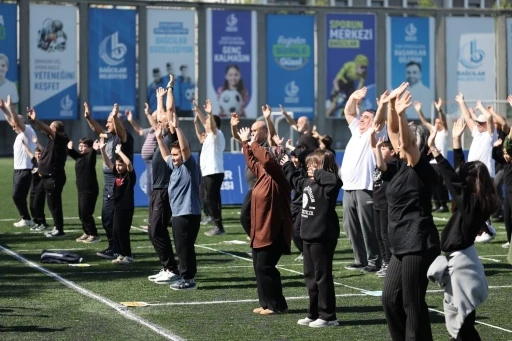 Bağcılar&rsquo;da &ccedil;ocuklar ve yetişkinler zumba etkinliğinde bir araya geldi

