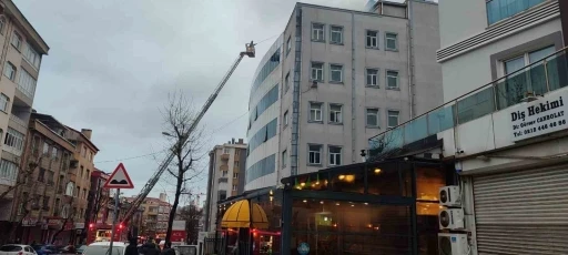 Bağcılar&rsquo;da kapatılan hastanenin &ccedil;atısında yangın
