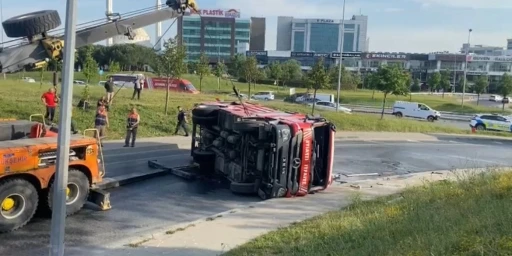 Bağcılar&rsquo;da yangından d&ouml;nen itfaiye aracı devrildi: 3 yaralı
