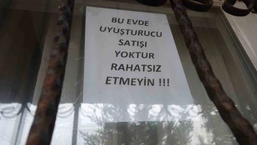 Bağımlılardan bıktı, evini camına "Bu evde uyuşturucu satışı yoktur, rahatsız etmeyin" yazlı not astı
