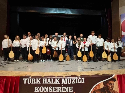 Bağlama kursiyerlerinden halk m&uuml;ziği konseri
