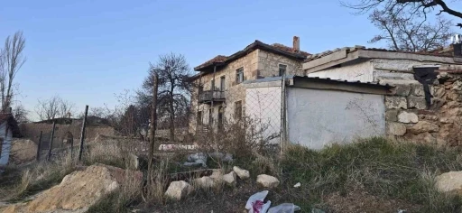 Bağlı k&ouml;pek &ccedil;ocuklara saldırdı: 14 yaşındaki &ccedil;ocuk ağır yaralandı
