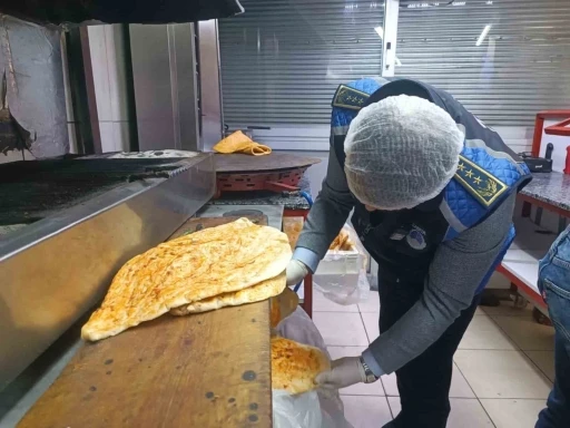 Baharatın i&ccedil;ine bozulmasın diye bırakılan &ccedil;iğ et, zabıta ekiplerini şaşırttı
