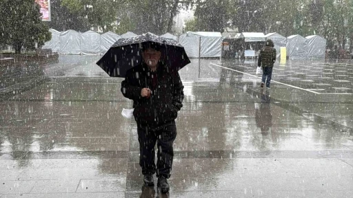 Baharda kar yağdı, vatandaş odun kömür peşine düştü
