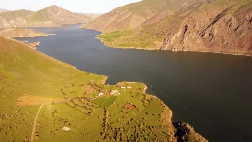 Baharın gelişiyle Keban Baraj G&ouml;l&uuml;&rsquo;nde eşsiz manzara
