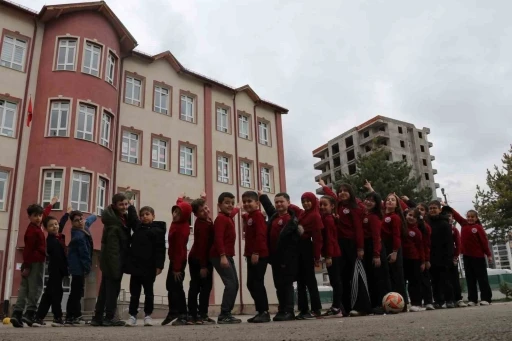 Baharın habercisi leylekler bu yıl gelmedi, &ouml;ğrenciler hasretle yollarını g&ouml;zlemeye başladı

