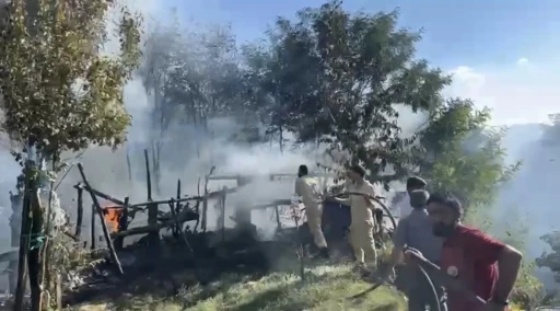 Bah&ccedil;e yangını ormanlık alana sı&ccedil;ramadan s&ouml;nd&uuml;r&uuml;ld&uuml;
