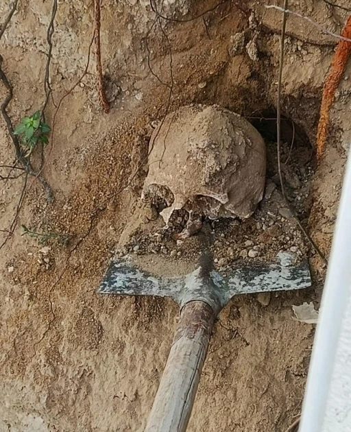 Bah&ccedil;ede yapılan kazıda insan kafatası ve kemikler bulundu

