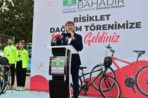 Bah&ccedil;elievler&rsquo;de 100 vatandaşa bisiklet dağıtım t&ouml;reni
