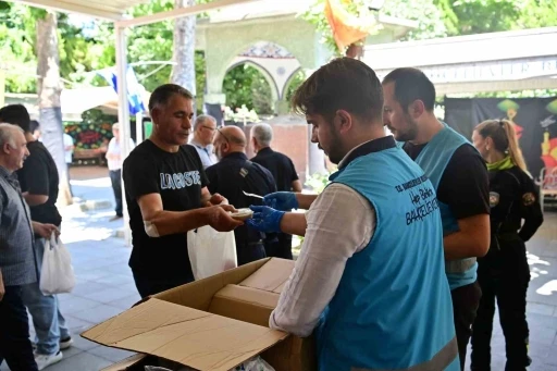 Bah&ccedil;elievler&rsquo;de binlerce vatandaşa aşure ikram edildi
