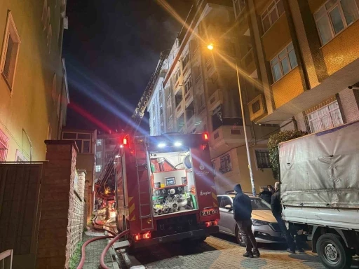 Bah&ccedil;elievler&rsquo;de &ccedil;atı yangınındaki alevler yan binaya sı&ccedil;radı
