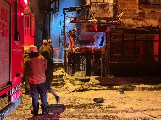 Bah&ccedil;elievler&rsquo;de hurda malzemelerin bulunduğu depoda yangın
