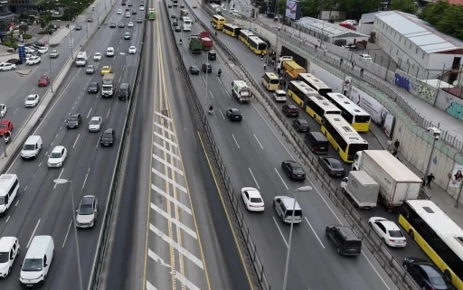 Bah&ccedil;elievler&rsquo;de İETT Otob&uuml;s&uuml; arızalandı, trafik nedeniyle vatandaş yol ortasında otob&uuml;s bekledi
