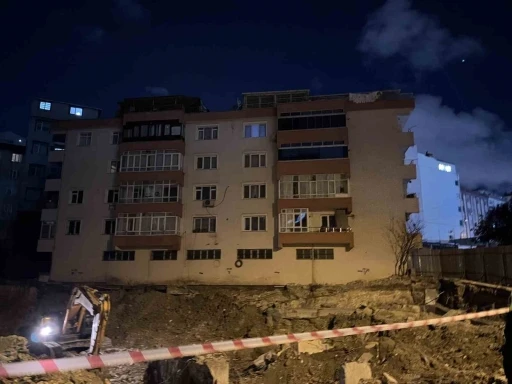 Bah&ccedil;elievler&rsquo;de inşaat &ccedil;alışmasında zemininde boşluk oluşan 4 katlı bina m&uuml;h&uuml;rlendi
