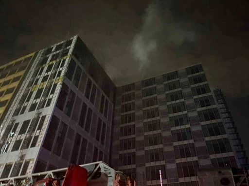 Bah&ccedil;elievler&rsquo;de inşaat halindeki 12 katlı binada yangın paniği
