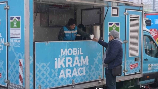 Bah&ccedil;elievler&rsquo;de kar mesaisi: Tuzlama, temizlik ve sıcak &ccedil;orba ikramı
