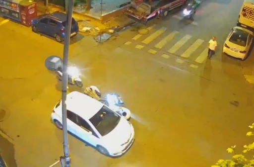 Bah&ccedil;elievler&rsquo;de motosiklet s&uuml;r&uuml;c&uuml;s&uuml;n&uuml;n ani hareketi kazaya yol a&ccedil;tı
