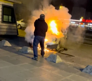 Bah&ccedil;elievler&rsquo;de park halindeki otomobil alev alev yandı
