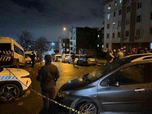 Bah&ccedil;elievler&rsquo;de uyuşturucu satıcılarına operasyon: Jandarmaya ateş a&ccedil;ıldı
