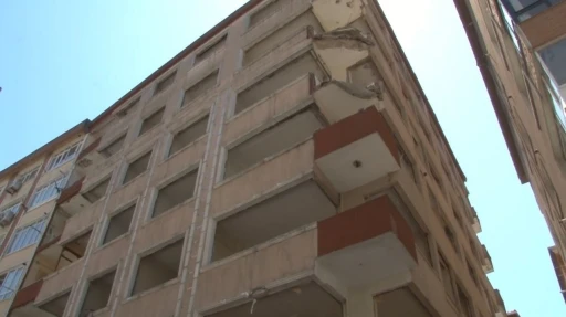 Bahçelievler’de yıkımı yapılan binanın balkonu deprem esnasında çöktü: 1 yaralı
