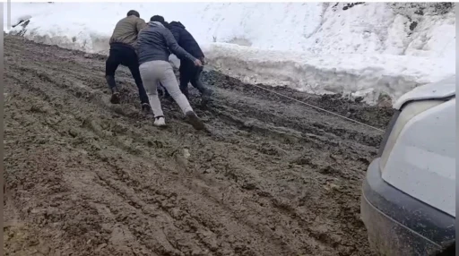 Bah&ccedil;esaray&rsquo;da &ccedil;amurla m&uuml;cadele: Vatandaşlar ara&ccedil;larını iple &ccedil;ekerek ilerliyor

