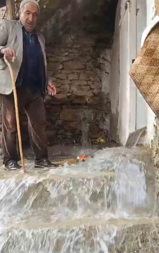 Bah&ccedil;esaray&rsquo;da dağlarda kar, mahallede sel
