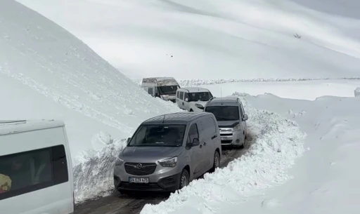 Bah&ccedil;esaray-Hizan karayoluna &ccedil;ığ d&uuml;şt&uuml;: Yol yaklaşık 4 saat kapalı kaldı
